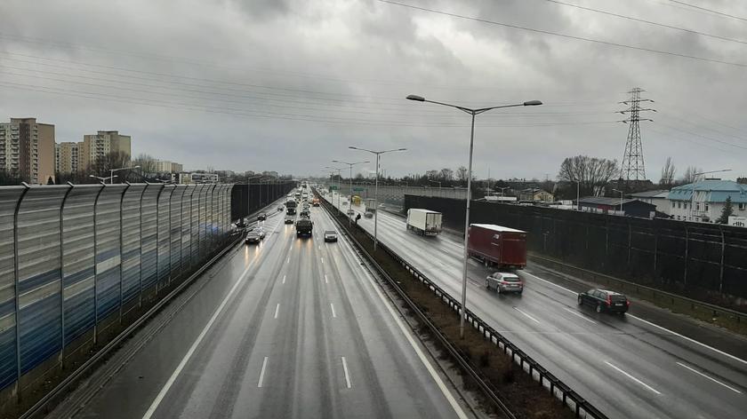 Warszawa Silny Wiatr Przewrocil Latarnie Na S8 Tvn Warszawa