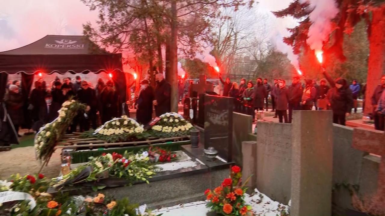 Pogrzeb Karola "Pjusa" Nowakowskiego. Raper spoczął na Powązkach 