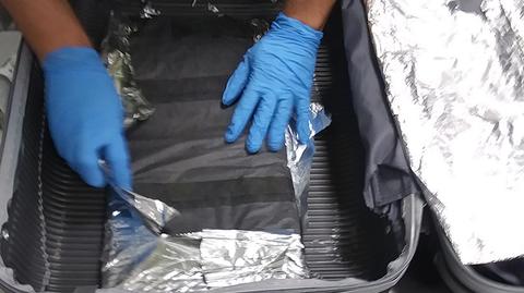 Funkcjonariusze Służby Celno-Skarbowej znaleźli w bagażu ponad 4 kilogramy narkotyków