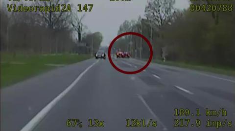 Jak podała policja, kierowca uciekał z prędkością ponad 200 kilometrów na godzinę