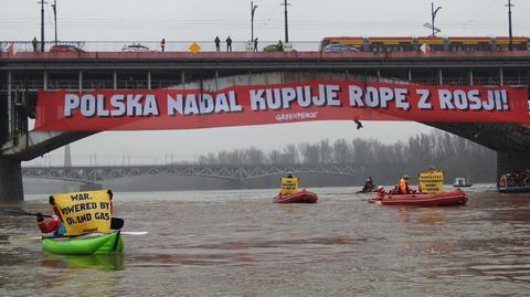 Baner przygotowany przez Greenpeace Polska zawisł na moście Poniatowskiego