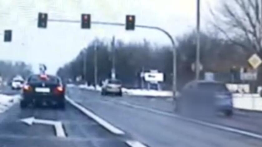 Samochód nauki jazdy przejechał na czerwonym świetle (wideo bez dźwięku)