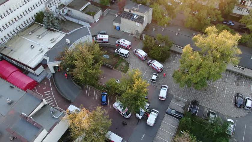 Kolejka karetek przed Szpitalem Czerniakowskim