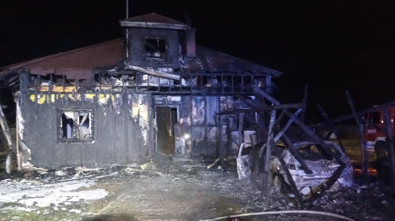Pożar domu z instalacją fotowoltaiczną. Z ogniem walczyło ponad 40 strażaków