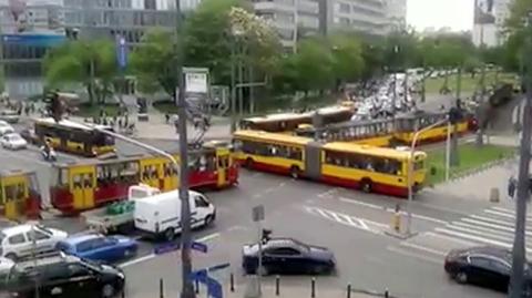 Chaos i dezorientacja. Tramwaje i autobusy utknęły na skrzyżowaniu