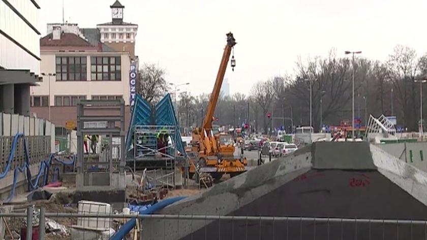 Niebieskie zadaszenie wejść do stacji na pl. Wileńskim