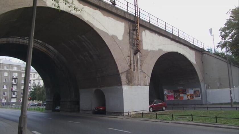 Tak parkują pod mostem kolejowym