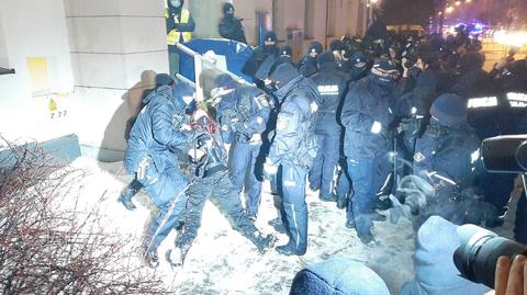 Przepychanki przed komendą policji przy Malczewskiego