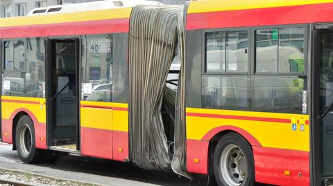 Uszkodzony autobus na Grochowskiej