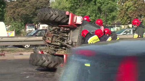 Strażacy usunęli z jezdni rozbity traktor