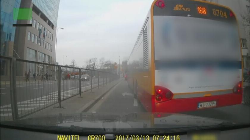 Autobus przejechał na czerwonym świetle na Puławskiej