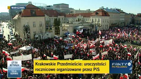 Prezes Kaczyński pod Pałacem Prezydenckim