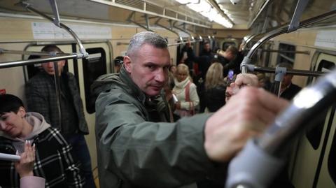 Rozładunek wagonów metra w Kijowie