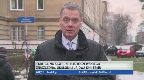 Zniszczona tablica z nazwiskiem W. Bartoszewskiego