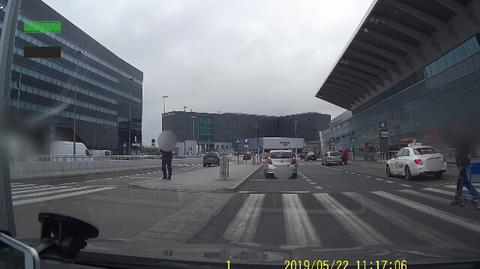 Przejazd motocyklisty przy lotnisku