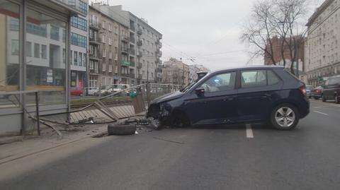 Auto uderzyło w barierki na Grochowskiej