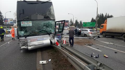 Wypadek z udziałem autokaru i trzech aut