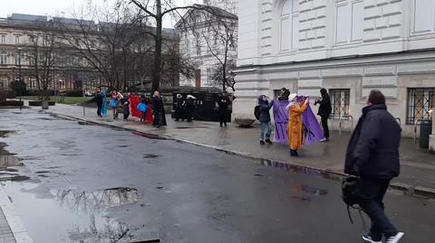 Manifestacja z kolorowymi banerami przed Zachętą 