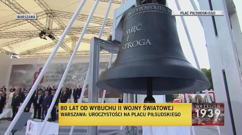 Symboliczne uderzanie w dzwon na placu Piłsudskiego