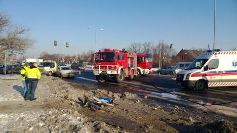 Wypadek zablokował autobusy. Pasażerowie łapią stopa