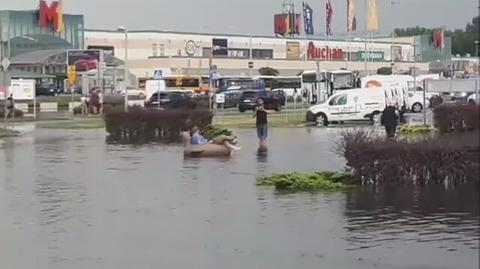 Pontonem po zalanym parkingu