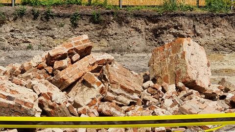 Fundamenty kamienicy odkrytej przy Anielewicza zostały rozebrane