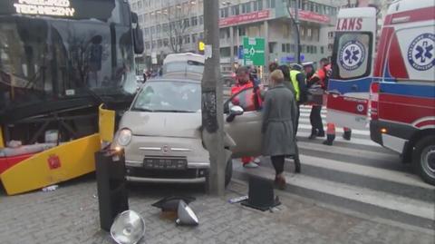 Autobus zderzył się autem osobowym 