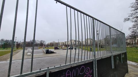 Uszkodzona barierka w skateparku na Białołęce
