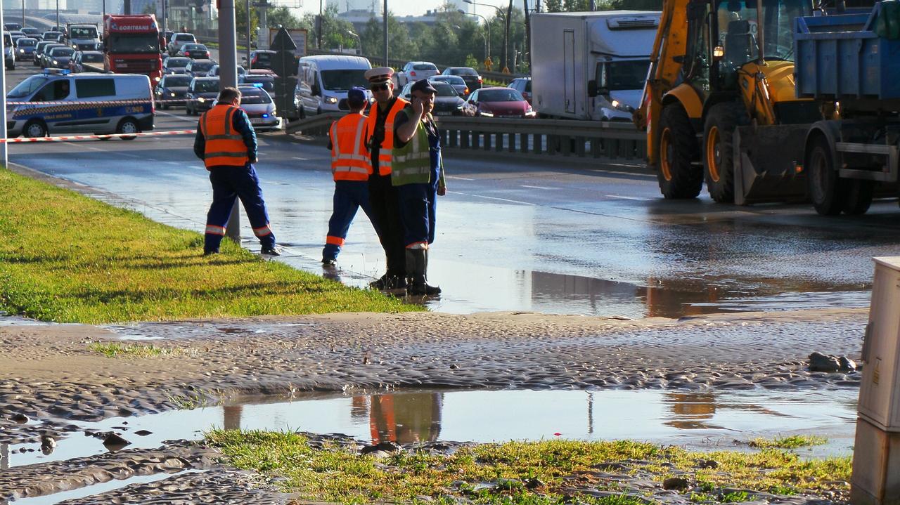 Warsaw.  Water supply failure in Aleje Jerozolimskie.  MPWiK provides the date for restoring water supplies