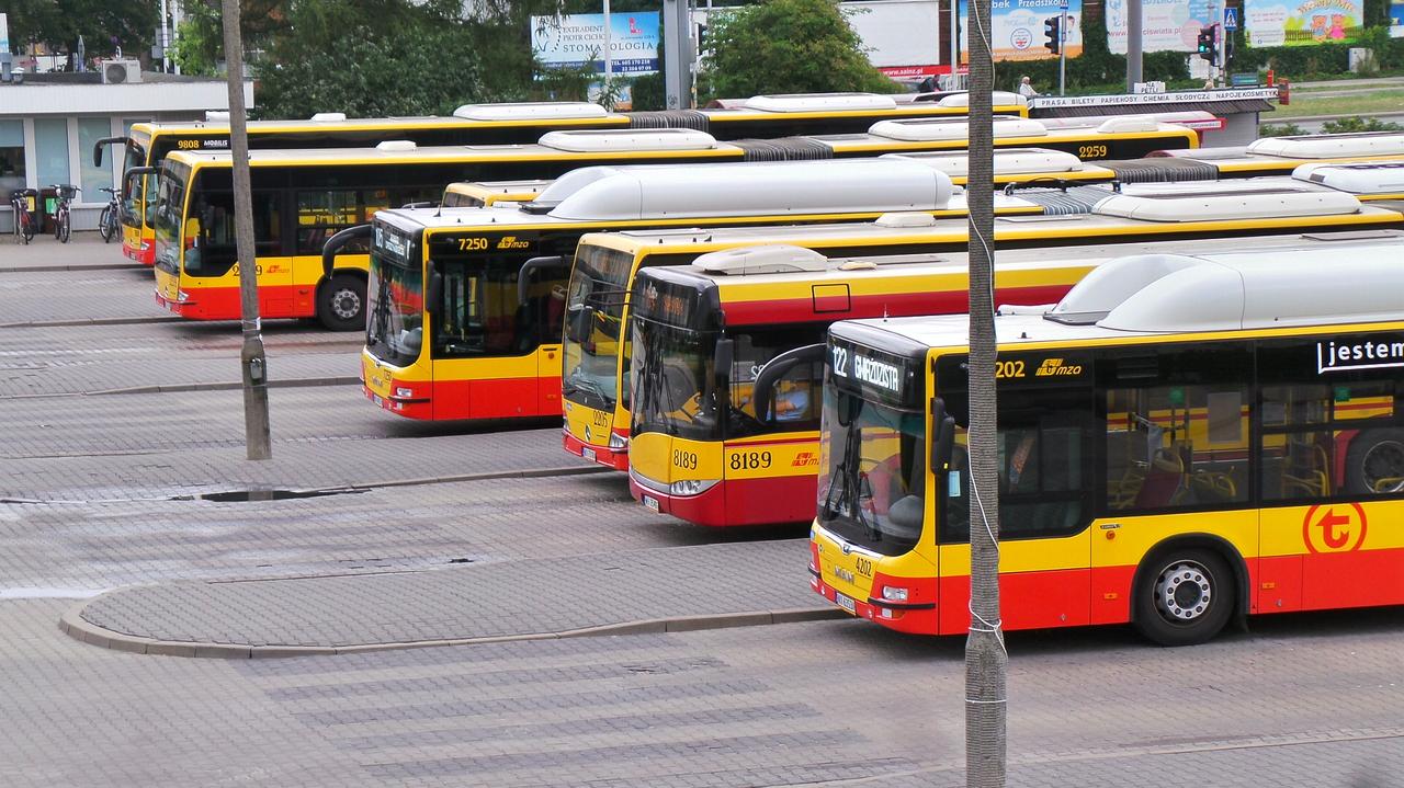 Warszawa. Obostrzenia w komunikacji miejskiej. Wszystkie pojazdy na ulicach | TVN Warszawa