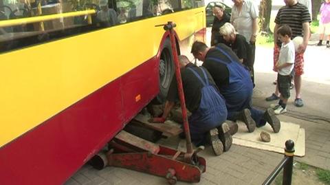 Autobus wiózł meble. Chodnik nie wytrzymał 