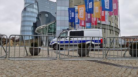 Przed siedzibą TVP pojawiły się barierki 