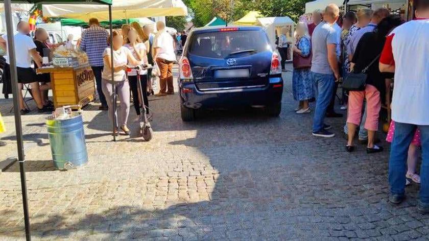 Węgrów. Kierowca auta osobowego wjechał podczas festynu w działaczki Platformy Obywatelskiej. Jedna z nich ma uraz stopy 
