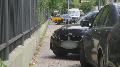 BMW w poprzek chodnika 
