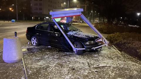 Kierowca wjechał w przystanek na Ossowskiego 