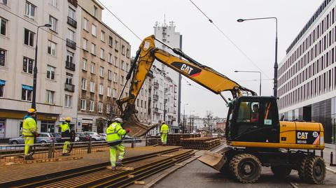 Budowa tramwaju do Wilanowa powoduje utrudnienia w ruchu, sierpień 2022 (wideo bez dźwięku)