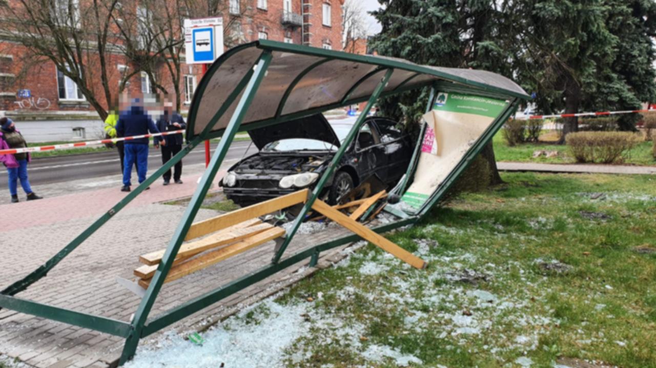 Wjechał w przystanek, potrącił kobietę. Policja: po alkoholu, bez prawa jazdy, rajd transmitował w sieci