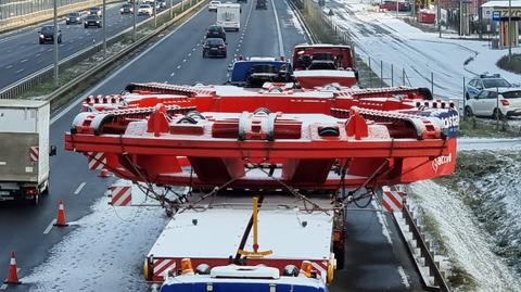 "To jest największy transport organizowany w Polsce". Ogromna tarcza wywierci tunel w podkarpackim