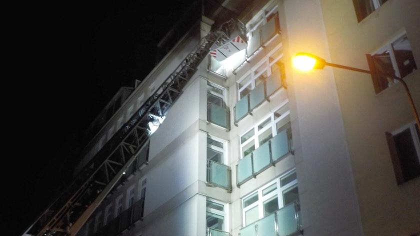 Pacjenta ewakuowali z piątego piętra strażacy 