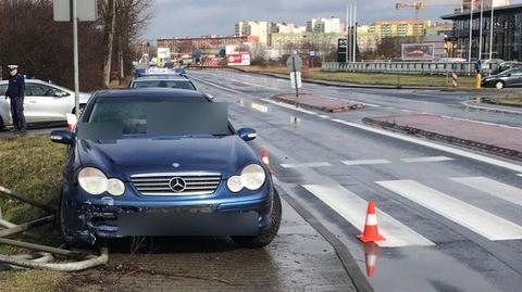 Wjechał w barierki przy przejściu dla pieszych, 79-latka trafiła do szpitalascie