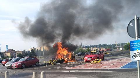 Eksplozja i pożar na parkingu przed marketem budowlanym w Sosnowcu