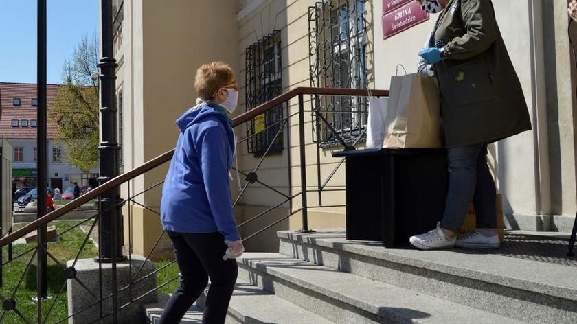 Burmistrz Świebodzic o akcji rozdawania maseczek: zagrożenia na pewno nie było