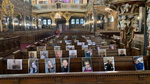 Zamiast parafian w kościelnych ławach umieszczono ich portrety