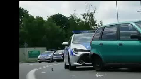 Kierowca w trakcie ucieczki potrącił policjantów