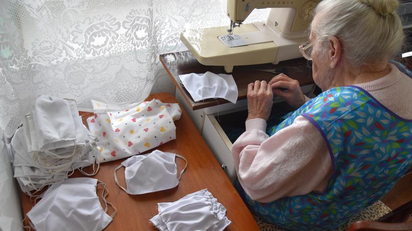 96-letnia pani Janina szyje maseczki